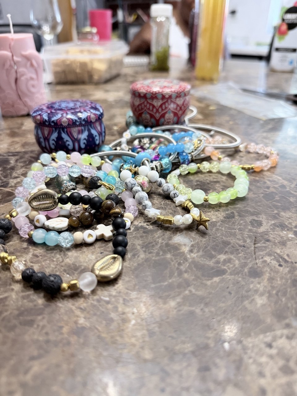 Chandelles et bracelets en cours de création à l'atelier